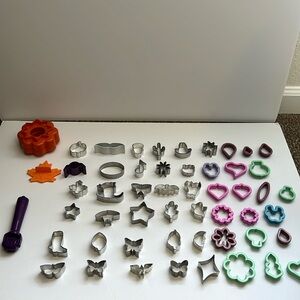50 cookie cutter and accessories